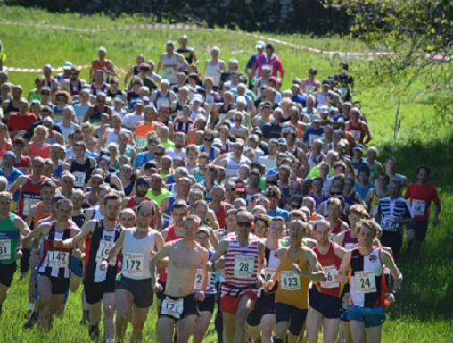 The race starts with the eventual winners leading the pack.